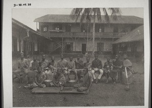 Mittelschüler in Akropong bei der Handarbeit