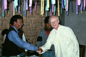 Synodemøde i Bangladesh Lutherske Kirke, Birganj 26. januar 2002. BLCs ledere holder afskedsfest for Jørgen Nørgaard Pedersen. Farvel og tak for denne gang til BLCs præsident, Mohesh Roy