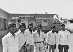 BNELC, Bangladesh 1983. Elever foran Christian Leadership Training School (CLTS) - Drengekollegiet i Rajshahi