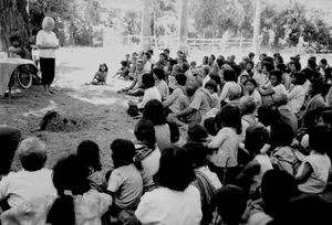 Scener og mennesker fra landsbyen Preah S'Dach. Landsbymøde, Jane Traninger underviser. En landsby komite bliver til i Cambodia, feb. 1996