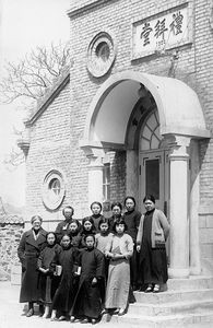 Employees and newly baptised in front of the Port Arthur Church, 1939