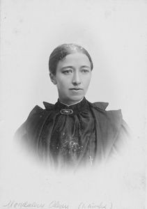 Magdalene Olesen f. Sørensen 19. 02. 1863 i Tårs. Død 13. 10. 1922 i Xiuyan. Gift med Ole Peter Svenning Olesen, Xiuyan Udrejst til Kina 1896. Xiuyan. Hjemmeophold: 1905-1906. 1913-1915