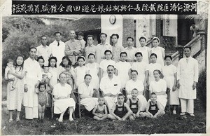 Abschied v. Dr. Traut. Mai 1949. Lyutsauko, Kuyisan, Lim ss. Oikon, Thensan, Tshayasimtshin, Then, ss. Tson, Afui, Ayin, Dr. Wonsuklan u. Familie, Frau Dr. Ku m. Kind, Oisun, Frau Suktsin, Fuiken, Oilan, s, Khyun, Khinhyen, Atshuitsi, Ayun, Oiphin, Kimfa, G.Schäppi, Herr u. Frau Dr. Traut, Sr. Dora König, Sr. M.Guggenbühl, Gustav Adolf, Hansjörg, Martin u. Frieder Traut