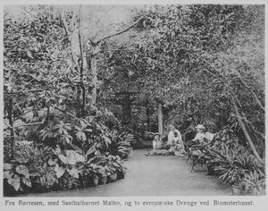 Santalistan/Santal Parganas, Nordindien. Postkort: Fra Santalmissionen. Fru Børresen med santalbarnet Malho og to europæiske drenge ved blomsterhuset i Benagaria