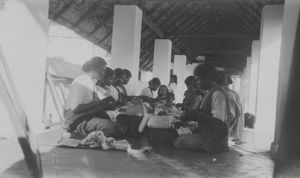 South Arcot District, india. Women working at the lacemaking school in Cuddalore. Used in: Dans