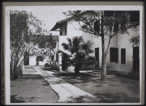 Innenhof der Mädchenschule i. Kayin. Diese Schule hatte zur Zeit ihrer Blüte über 100 Schülerinnen & umfasste 7 Klassen