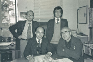 Asia Lutheran News/ALN. Personalemøde 21. februar 1980 i Hongkong. Bagerst fra venstre: Chefredaktør, pastor Anders Hanson, sekretær David Lin. Forrest fra venstre: Komitéformand Dr. Andrew Chiu, bestyrelsesmedlem Bill Mahlke