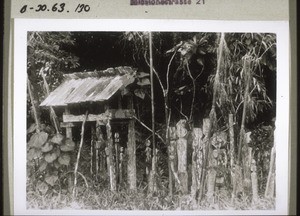 Der 'Tadjahan' von Lahang, gegenüber dem Dorf