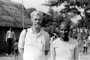 Skolen for "Fremtidsbørn" i Bhandarugram, Bangladesh, 1989. DSM formand, pastor Schousboe Laursen (tv) og BLC synodeformand, pastor Dhoroni Bormon (th)