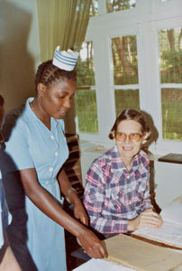 Nordveststiftet, Tanzania. Missionær og rektor Rigmor Madsen (th), Ndolage Sygeplejeskole, 1983