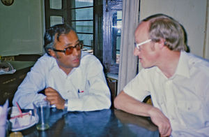 Generalsekretær i DSM, Jørgen Nørgaard Pedersen (th) i samtale med Loknath Manaen, Bibelselskabet i Nepal, april 1986. (Loknath Manaen var grundlægger og leder af Bibelselskabet i Nepal, 1977-95)