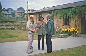 Generalsekretær Jørgen Nørgaard Pedersen (tv) og næstformand, pastor Thorkild Schousboe Laursen, DSM (th) - i samtale med en diakon ved Aradhana Kirke, Kathmandu, Nepal. December 1985