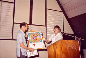 Manila, Filippinerne. Roy Alvarez, ny administrerende direktør for FEBC, modtager Dansk Santalmissions kunsttryk ved Chapel Service, 25. november 1992. (overrækkes af Jens Christian Seeberg)