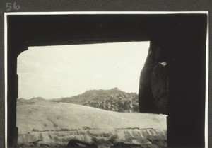 Hampi: Jaina Tempel. Blick durch den Eingang