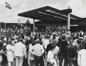 Legoland i Billund, juli 1979. Børnekoret fra det kristne Radioprogram "Den Lutherske Stemme" i Taiwan synger fra den store friluftscene - hvor de "stjal billedet". Store tilhørerskarer lyttede til missionssalmer og sange, på melodier også velkendt i Danmark. Man skal være forsigtig med meget store og søde ord, men skal heller ikke tie med alt, hvad man ved: Det var både en åndelig og en musikalsk oplevelse!