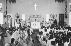 Union Mission Tuberculosis Sanatorium, Arogyavaram (UMTS), Andhra Pradesh, Sydindien. Den nuværende kirke indefra under ceremonien i forbindelse med grundstensnedlæggelse til den 'nye' kirke. (Anvendt i: Dansk Missionsblad nr 13/1958)