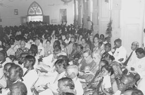 Bispevielse i Cuddalore Kirke, Tamil Nadu, januar 1984. Deltagere i kirken. Foran i højre side ses Janne Garder og Else Krog. I venstre side ses Helga Johansen samt Knud og Grethe Blæsbjerg, forældre til Ellen Blæsbjerg, der sidder halvt gemt bag et hoved