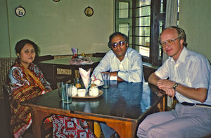 Generalsekretær i DSM, Jørgen Nørgaard Pedersen (th) i samtale med Loknath Manaen (og frue?), Bibelselskabet i Nepal, april 1986. (Loknath Manaen var grundlægger og leder af Bibelselskabet i Nepal, 1977-95)