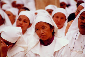 Den Gassisk Lutherske Kirke – FLM, Antananarivo, Madagaskar. Til hyrdeindvielse i Ambehibao, 1998. (Hyrder er lægfolk - mænd og kvinder, som efter 2 års undervisning bliver indviet til tjeneste i kirken. Her er deres opgaver centreret om at vise omsorg for syge og uddrive onde ånder. Ud over den traditionelle gudstjeneste søndag morgen, som præster står for, afholder hyrderne gudstjenester med stærkt vækkelsespræg, hvor der er også er forbøn for syge samt dæmonuddrivelse. Under tjenesten bærer hyrderne en hvid dragt og kvinder også en hovedbeklædning)