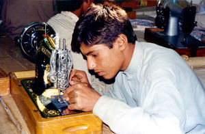 Pakistan 1995. Håndværkerskolen i Mardan, Peshawar. Fra skrædderværkstedet