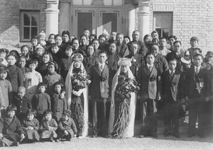 Bryllupsbillede af en evangelists to sønners bryllup i Port Arthur 1939. Evangelisten og hans kone er markeret med x på billedet. Pastor Chia er markeret med P, og de fire brudepiger med B