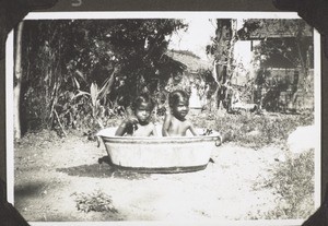 Ruth und Marti in Dharwar. Big washing day