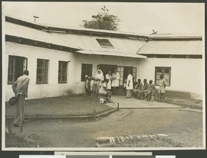 Medical staff and outpatients, Chogoria, Kenya, ca.1948