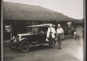 Besuch v. Miss Kurtz i. Pamu b. 100 jähr. Jubilälum. Miss Kurtz und Schimmimg m. Auto der Stat. Kumase