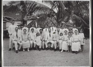 Seminaristen i. Bandjermasin. Miss. Huber u. Frau, Miss. henking, Epple. Schulinspektor von Bergen. Miss. Zimmermann u. Frau, Frau Miss. Epple