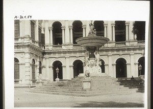 Stadthaus in Hongkong (China) mit Springbrunnen - mit Museum und Bibliothek