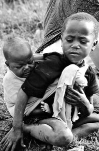 Karagwe Stift, Tanzania. Patienter ankommer til mor/barn-klinikken på Nyakahanga Hospital, 1989