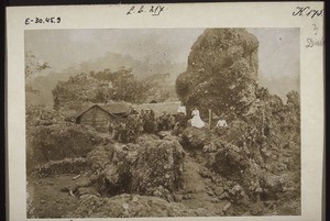 Felseninsel 'Bobia' bei Bota, Kamerun. Miss. Gonser, Schwester vom roten Kreuz