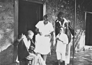 Kageraregionen, Tanzania. Missionær og sygeplejerske Anna Stubkjær Borg i færd med at undersøge en patient på Rwantege klinik. (Anvendt i: Dansk Missionsblad nr 3/1978)