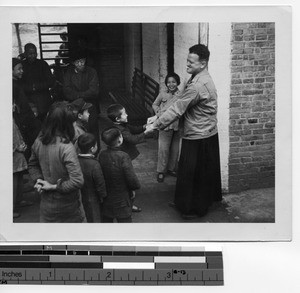 Rev. Lloyd Glass, MM, with children at Guilin, China, 1947