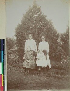 Alvilde and Sofie Smith with their nannies, Loharano, Madagascar, ca.1905