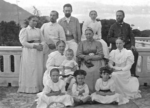 Missionaries gathered inTiruvannamalai 1895. Top row from the left: Rosalie Dagmar Larsen, Ande