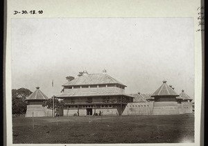 Fort in Kumase a.d. Goldküste. In diesem Fort fanden die Geschwister Ramseyer, Jost, Frau Haasis und Br. Weller Zuflucht während des Asanteaufstandes i. J. 1900