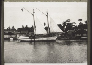 A sailing ship setting sail from Kotawaringin (tower of the mosque in the background)