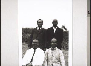 Die 4 Pfarrer d. Buea-Victoria-Bez. Oben l. Joh. Ekese, Daniel Lyonga, unten l. Elisa Peta, Hans Mongo