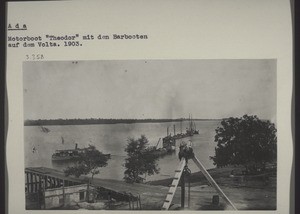 Accra / Motorboot 'Theodor' mit den Barbooten auf dem Volta. 1903