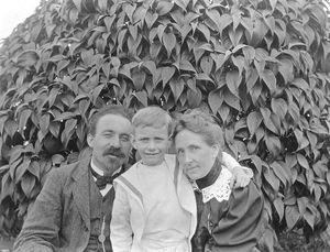 Misionary Johan Aderse and mrs. Anna Andersen with Carl Viggo Andersen. Kotagiri. June23, 1909