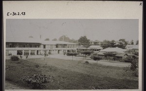 Panorama von der Missionshandlung in Duala aus. Hotel und Post im Hintergrund