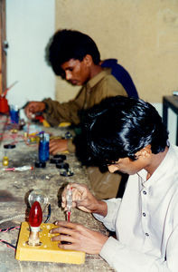 Pakistan 1995. Håndværkerskolen i Mardan, Peshawar Stift. Arbejde med Elektronik