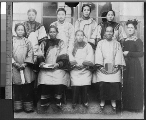 Emily S. Hartwell and several Chinese women, Fujian, China, ca.1915