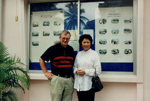 Samouen Huong Taing med Harald Nielsen, ved New Life's Church, Phnom Penh, 2001