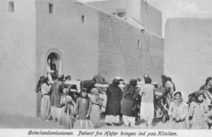 Patient fra Hafar bringes ind på kliniken. A patient from Hafar is brought into the clinic