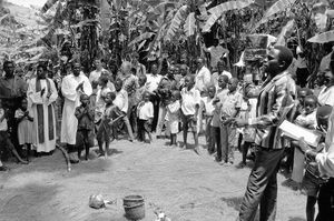 Den Lutherske Kirke i Tanzania, ELCT, er så vidt muligt selvansvarlig for de direkte kirkeomkostninger. Indtægter kommer bl.a. gennem menighedens kollekter ved søndagens gudstjenester. Foruden penge gives der ofte naturalier, som så sælges ved auktion bagefter. Billedet her viser en sådan auktion. (Anvendt i bog af Knud Ochsner: HÅND I HÅND - mission og partnerskab i Tanzania, 2006 (s.126)