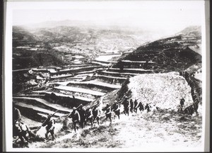 Jap. Truppen i. d. Schansi-Provinz b. Vormarsch i. d. vordersten Kampfstellung. Die Landschaft zeigt die geograf. Schwierigkeiten, mit denen die Japaner hier zu kämpfen haben