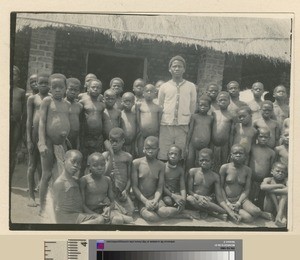 Evangelical teacher and pupils, Mihecani, Mozambique, ca.1925