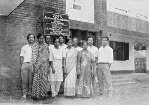 Bangladesh. Supoth medarbejderteam, 1991. (Supoth er et udviklingsprojekt med fokus på ’hjælp til selvhjælp’, startet af DSM i 1991 i samarbejde med BLC/BLM-D og finansieret af Danida. Det henvender sig ikke mindst til kvinder og omfatter oprettelse af grupper, som skal udvikle menneskelige ressourcer og selvværd, øge indkomst og beskæftigelse, forbedre miljø, ernæring og sundhed, samt bevidstgøre om årsager til fattigdom og kvindeundertrykkelse)